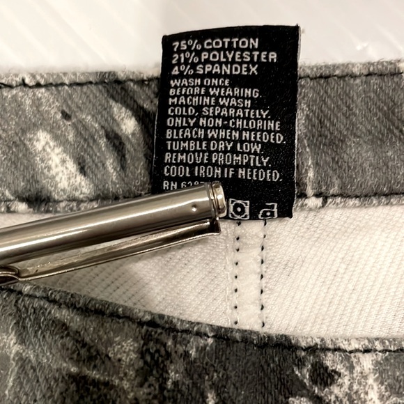 HUE Denim Print Skinny Jeans Leggings w/Stretch Blk /Gray / White Women’s S - Picture 5 of 15